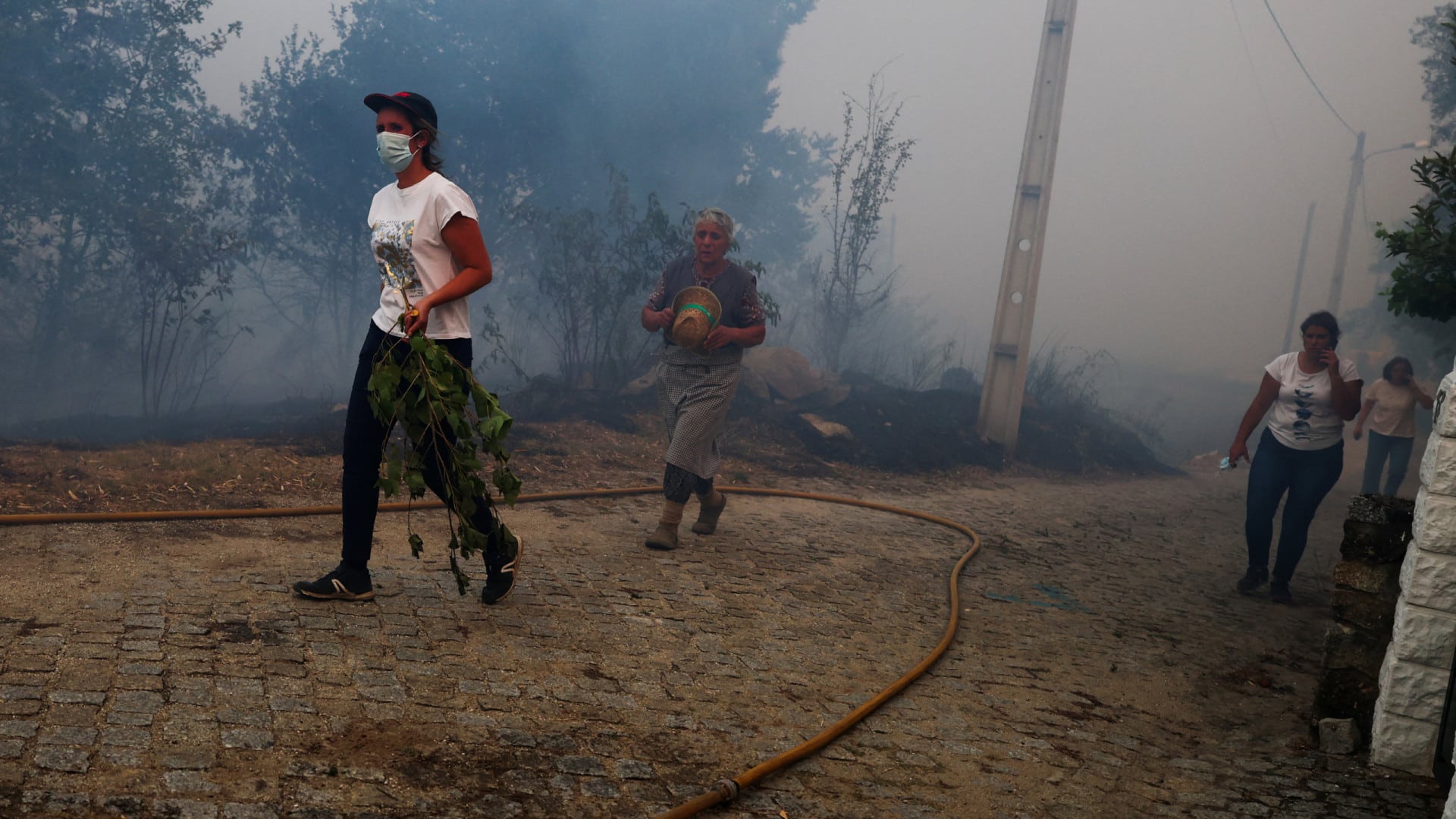 Feu à Quintelas dans la montagne d'Alvão en cours de résolution.