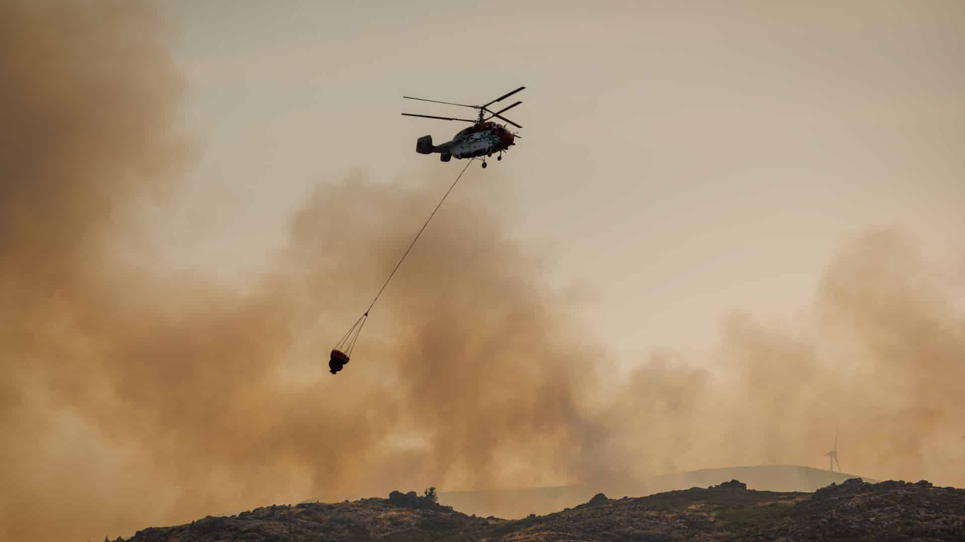Feu maîtrisé sur les trois fronts de Ribeira de Pena à Moimenta da Beira.