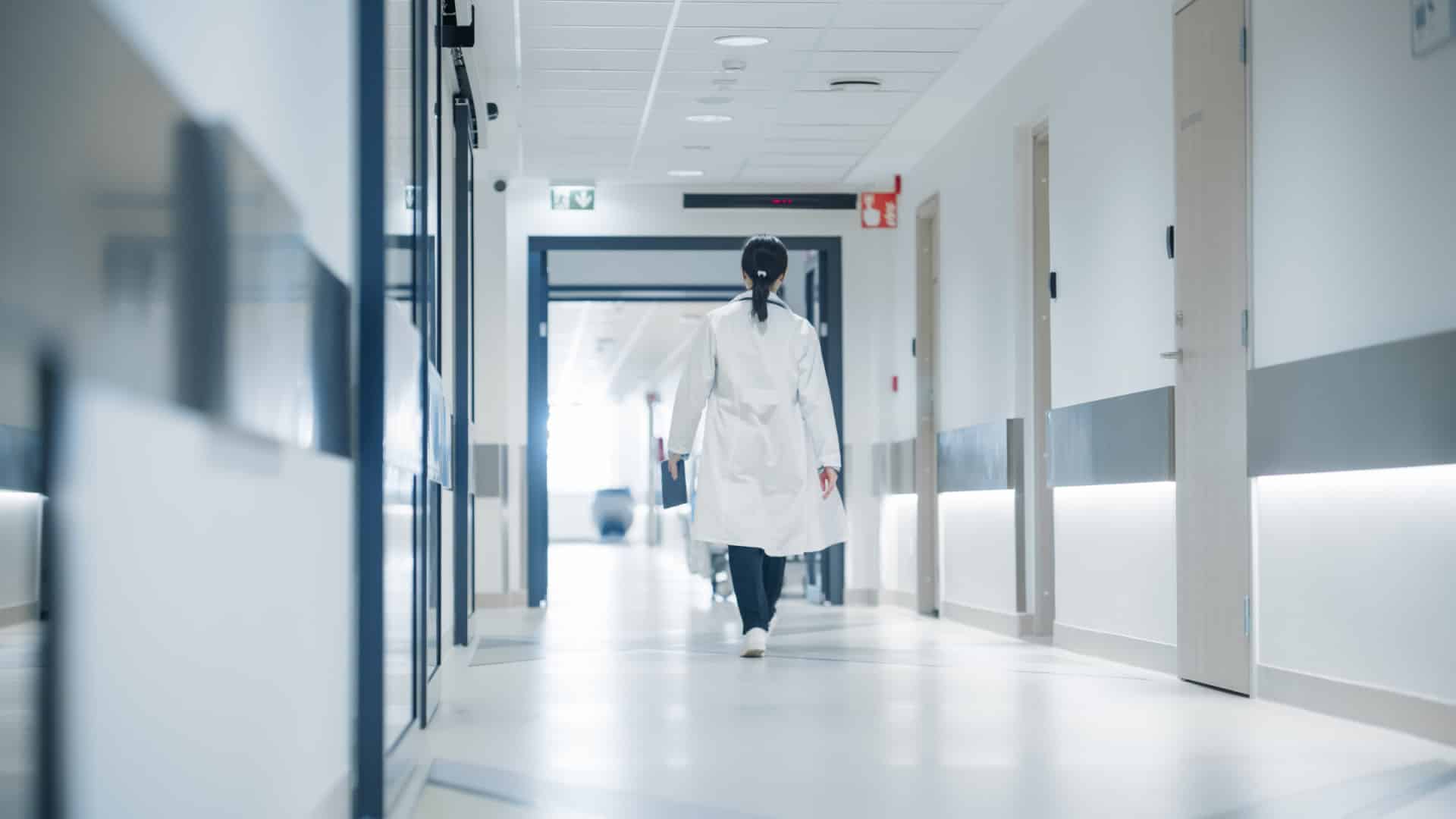 Formation générale de l'internat médical avec 2 400 places en 2026