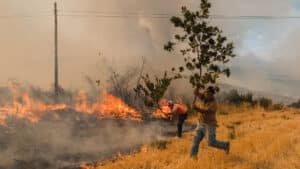 Fundão avertit que le manque de ressources pourrait compromettre la lutte contre le feu.