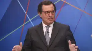 Gouvernement "manifestement plus déterminé" que le PS à mettre fin aux incendies