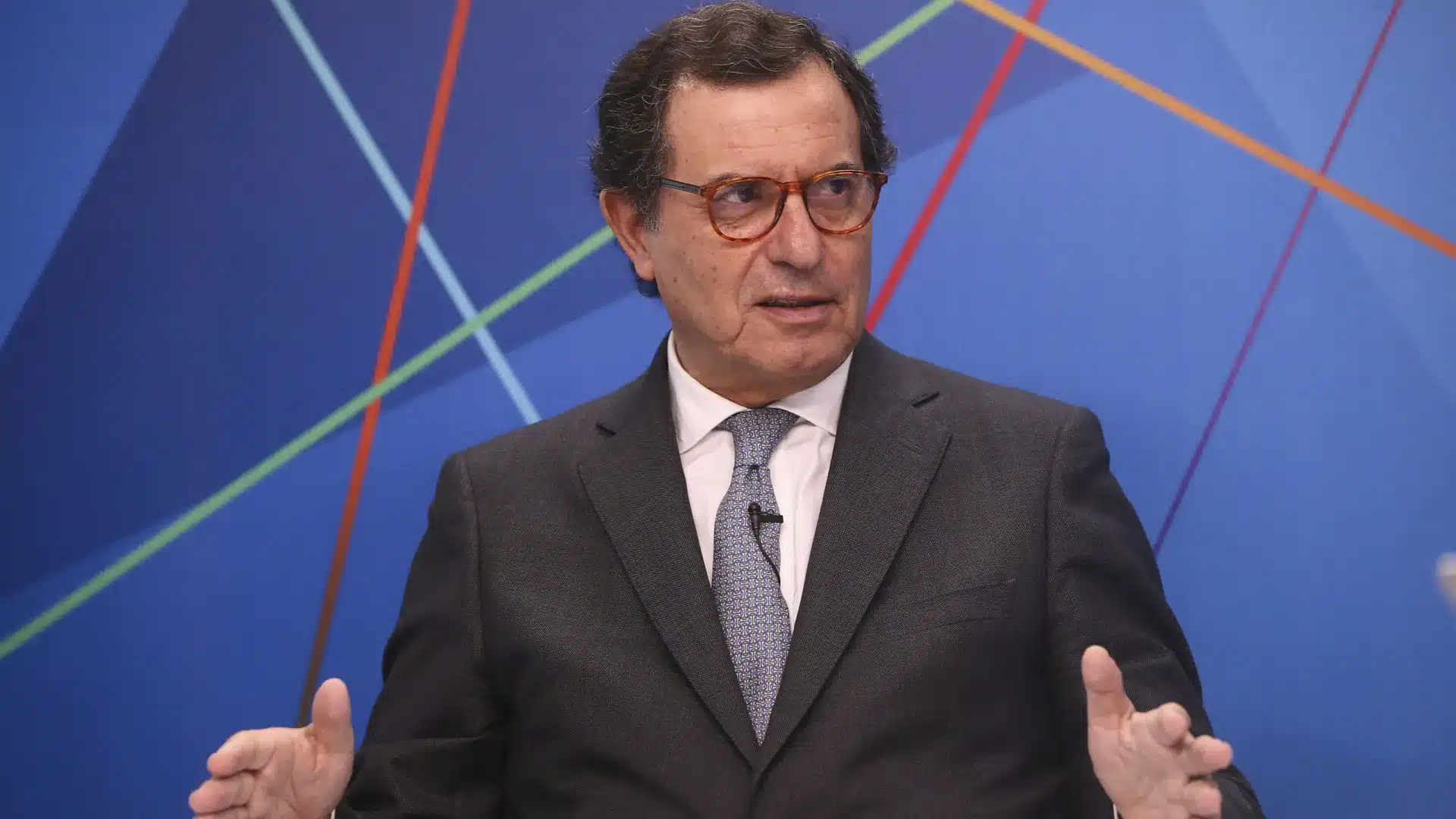 Gouvernement "manifestement plus déterminé" que le PS à mettre fin aux incendies
