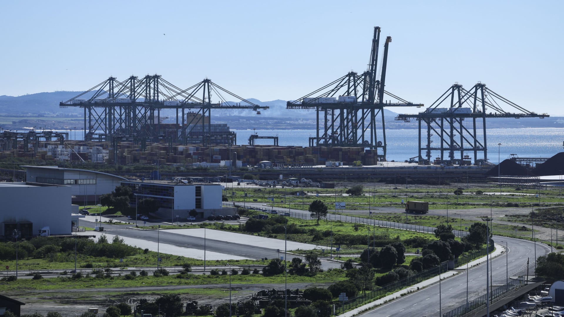Grève au Terminal XXI avec une adhésion élevée et conditionnant l'opération des grues.