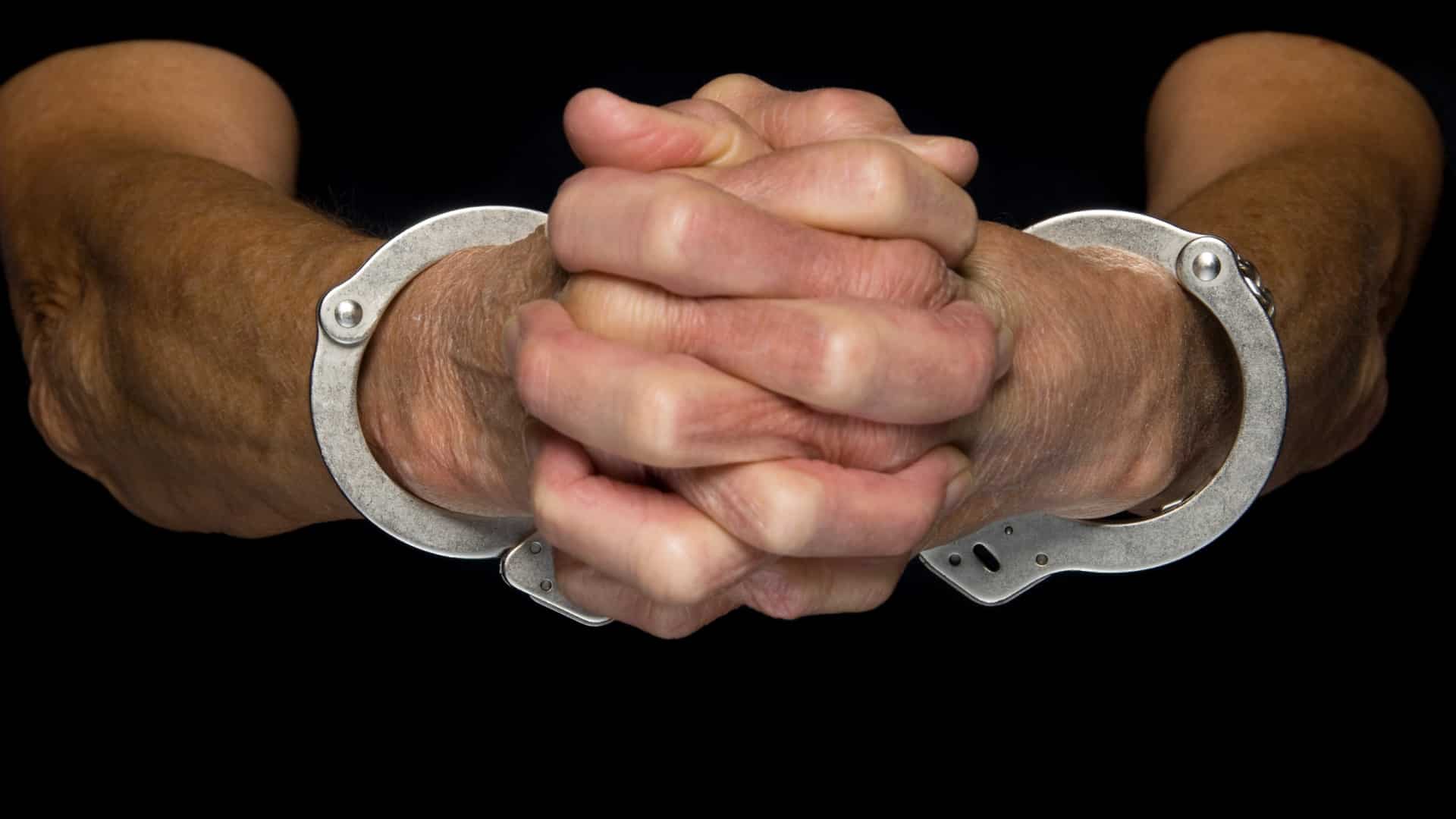 Homme arrêté à Porto pour avoir abusé de la petite-fille de sa compagne et avoir enregistré le crime.