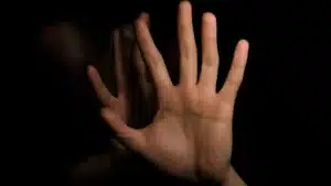 Homme arrêté pour avoir abusé à plusieurs reprises de sa belle-sœur atteinte de maladie mentale.
