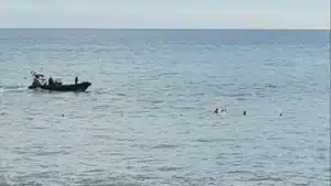 Homme hospitalisé après avoir été retrouvé flottant dans l'eau à la plage Formosa