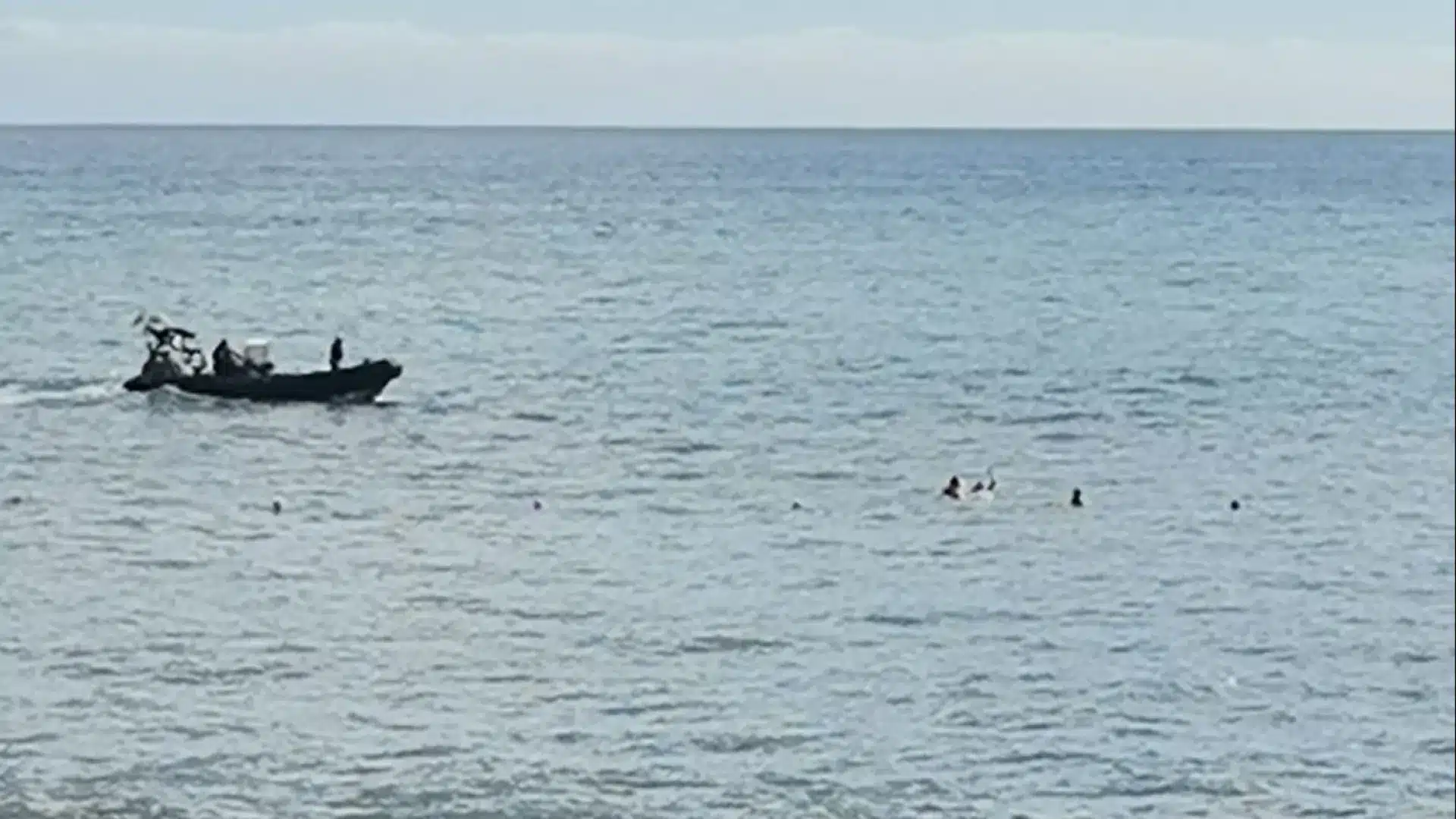 Homme hospitalisé après avoir été retrouvé flottant dans l'eau à la plage Formosa