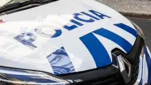 Homme pris en flagrant délit en train de détruire une voiture de la PSP de Bragança