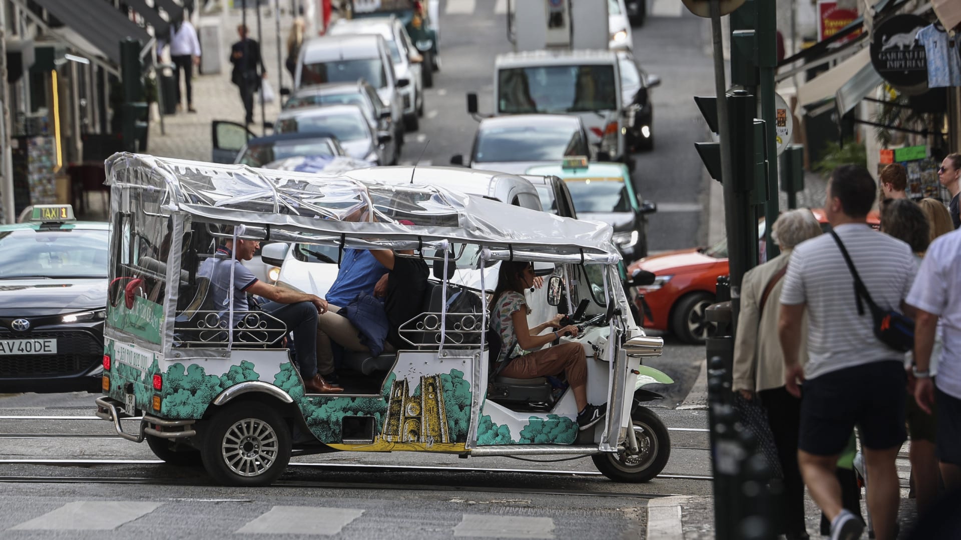 Hôtes, nuitées et bénéfices d'AL augmentent de 2,5%, 3,1% et 7,6% en juin.