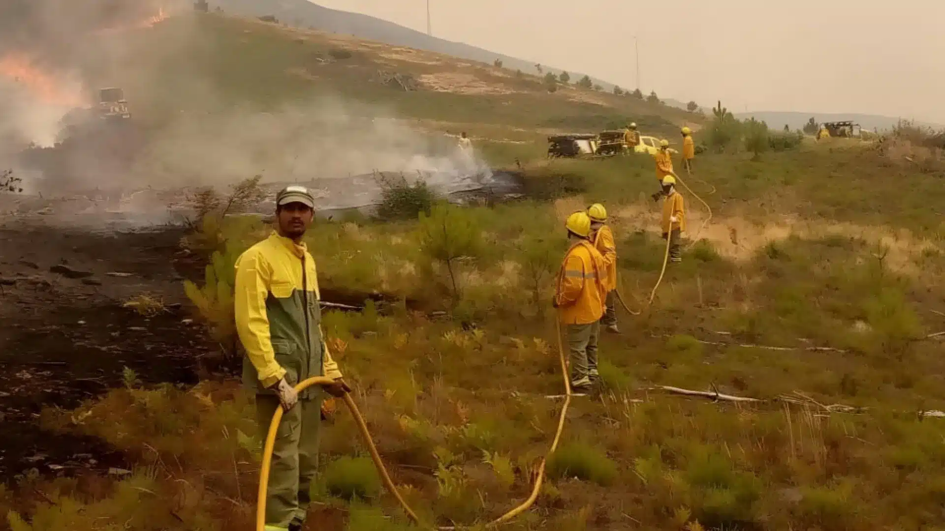Il est faux que des photos d'immigrants combattant des incendies au Portugal soient générées par IA.