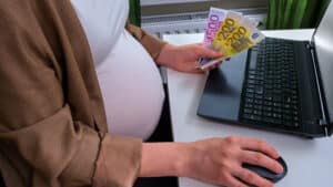 Il n'a jamais été aussi facile de demander une allocation prénatale : Qui a le droit de la recevoir ?