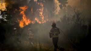 Il n'y a plus de mots. Le feu veut entrer à Unhais da Serra.