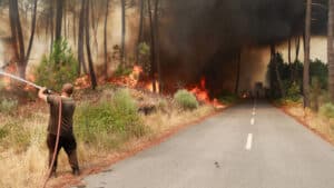 Il y a six routes nationales coupées en raison des incendies. Vérifiez.