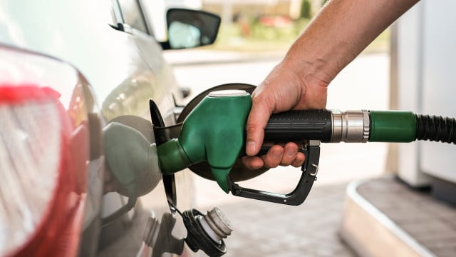 La semaine commence avec des carburants moins chers : Combien économiser et un conseil