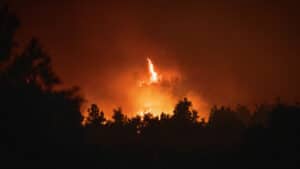Incendie à Montalegre a un front actif en train de céder aux moyens