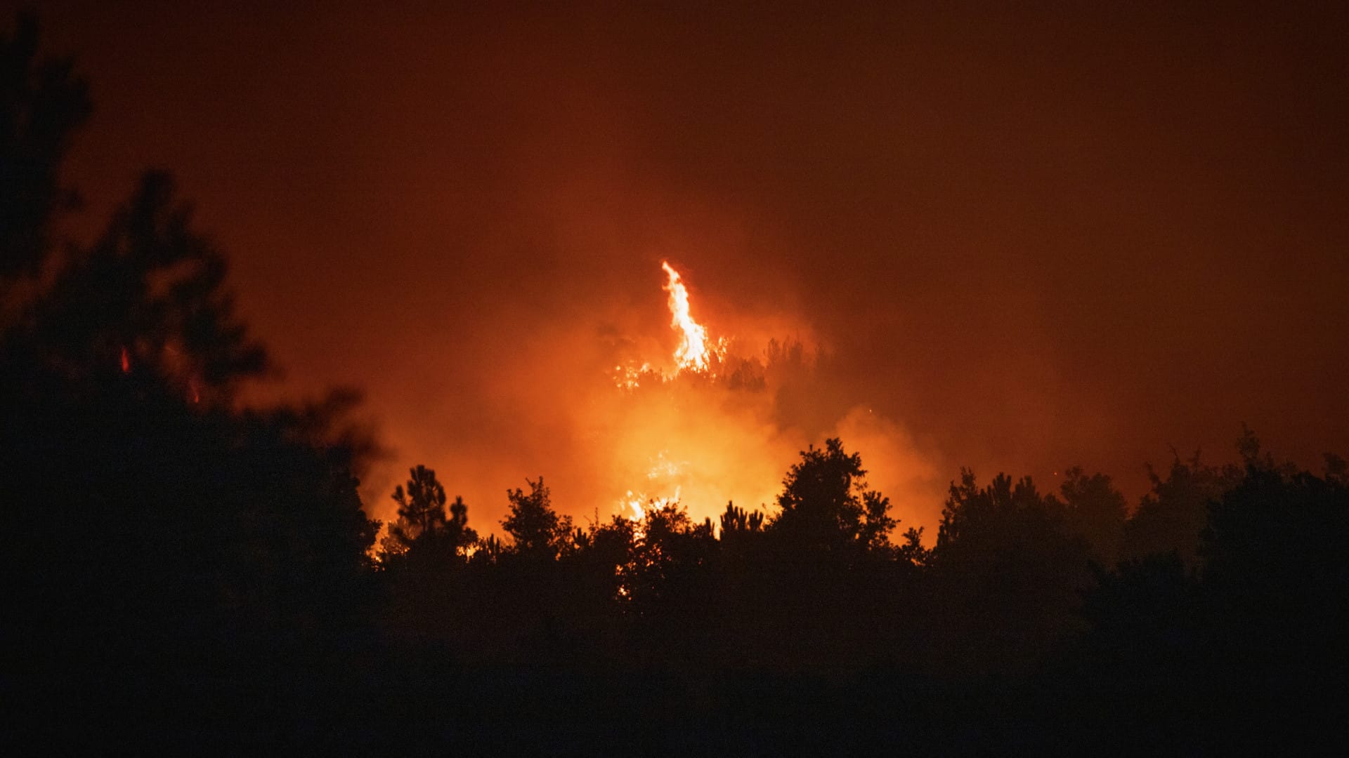 Incendie à Montalegre a un front actif en train de céder aux moyens
