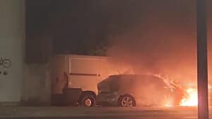 Incendie dans une camionnette et une voiture combattu par des pompiers à Marvila. Les images