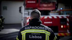 Incendie éclate dans un immeuble du quartier de l'Estrela à Lisbonne.