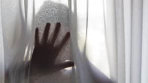 Jeune homme enferme sa petite amie dans la chambre pour la frapper. La police force la porte.