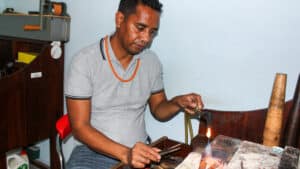 Joaquim Surumali préserve le patrimoine culturel timorais à travers les bijoux.