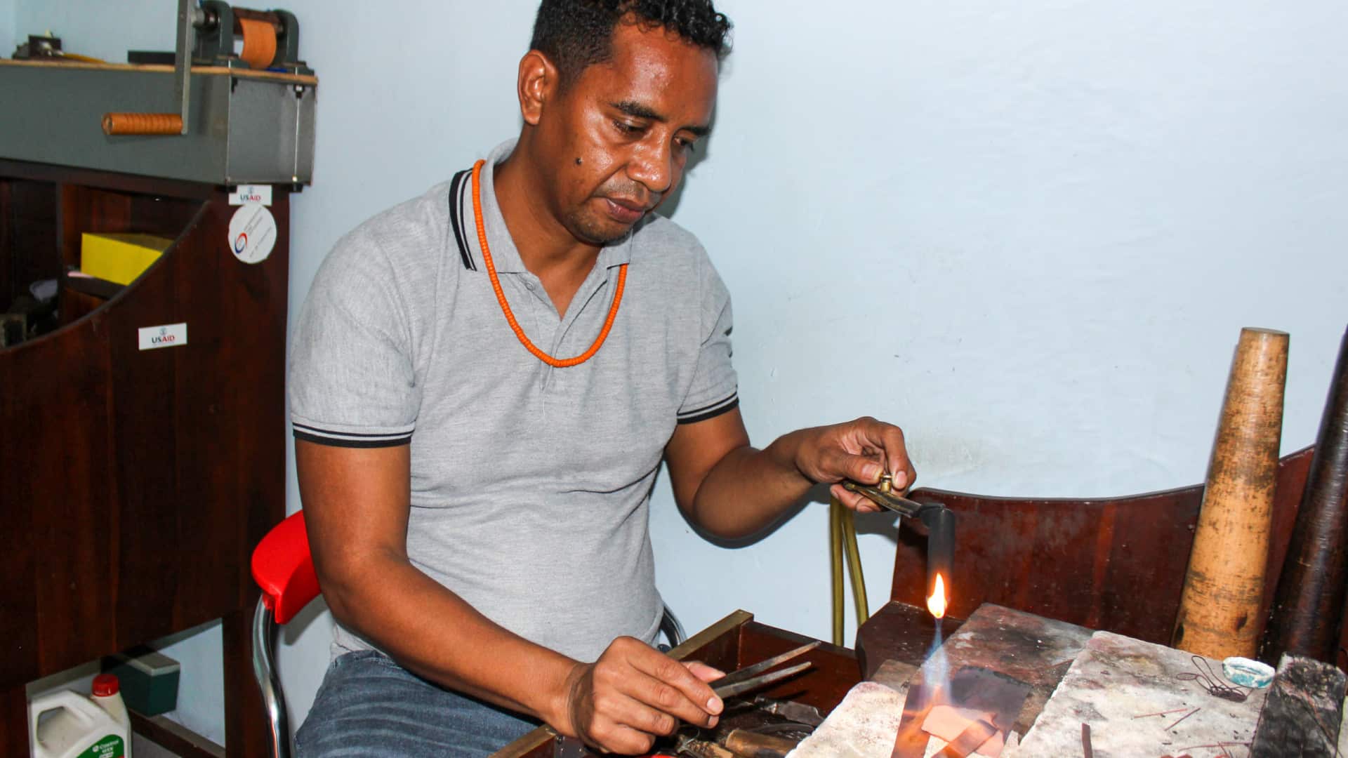 Joaquim Surumali préserve le patrimoine culturel timorais à travers les bijoux.