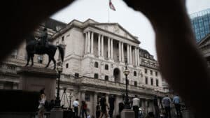 La Banque d'Angleterre abaisse son taux d'intérêt directeur de 4,25 % à 4 %.