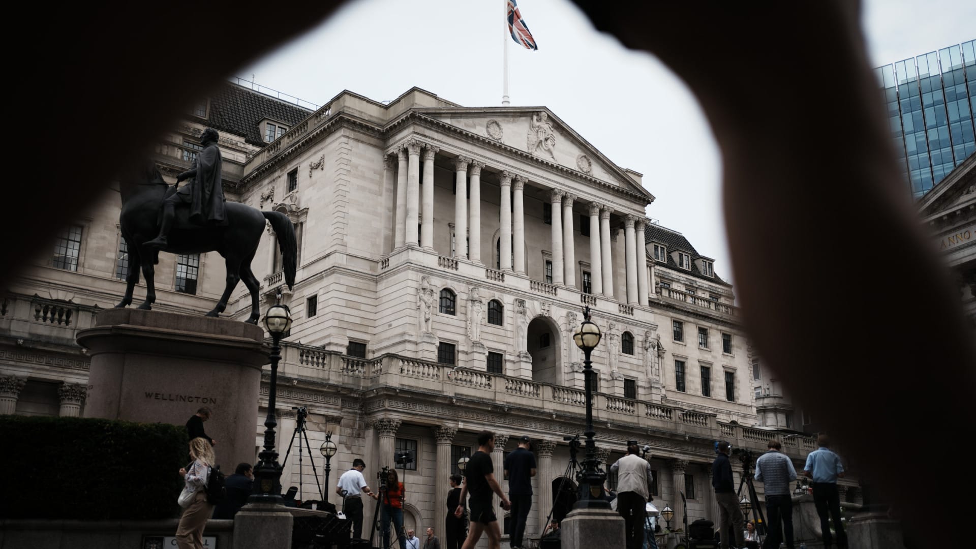 La Banque d'Angleterre abaisse son taux d'intérêt directeur de 4,25 % à 4 %.