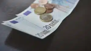 La confiance des consommateurs recule et le climat économique augmente en août.