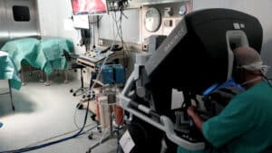 La fille donne le foie à sa mère lors du 1er transplant totalement robotique au Portugal.