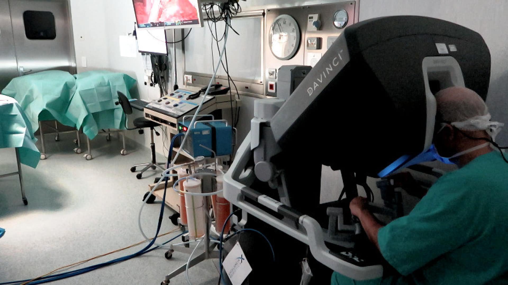La fille donne le foie à sa mère lors du 1er transplant totalement robotique au Portugal.