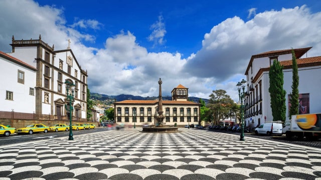 La mairie de Funchal admet des descentes dans l'enquête sur un employé arrêté pour trafic.