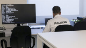 La PJ a intercepté un navire dans l'Atlantique avec 263 kg de cocaïne. Il y a 2 personnes détenues.