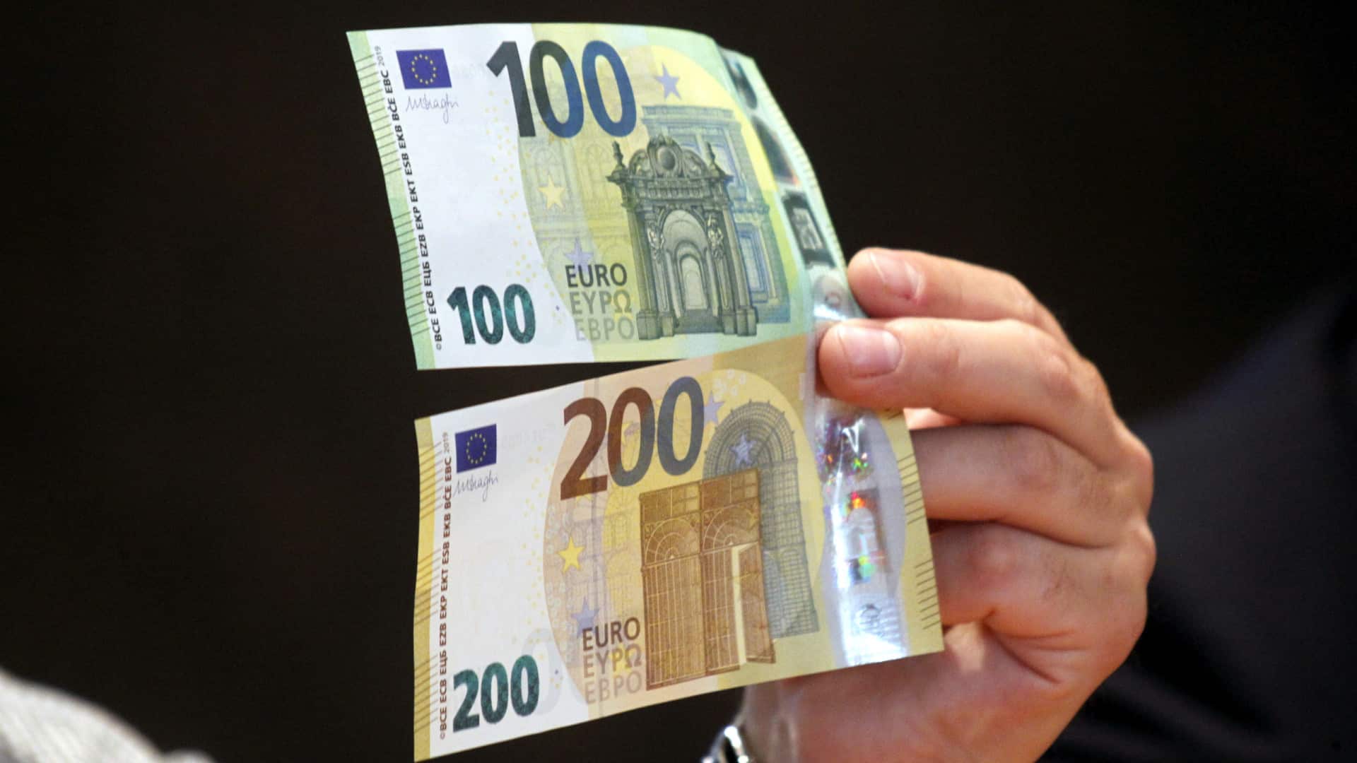 La PJ saisit des colis en provenance de l'Extrême-Orient contenant plus de 2 000 faux billets.