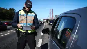 La PSP arrête deux personnes qui conduisaient sans permis sur le Pont 25 de Abril.
