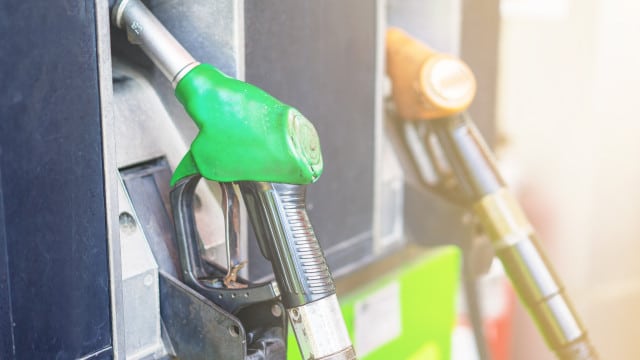 Un monte, l'autre descend : Comment les prix des carburants devraient-ils évoluer ?