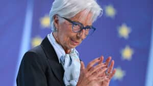 Lagarde prévoit un ralentissement de la zone euro et avertit de l'incertitude liée aux tarifs.