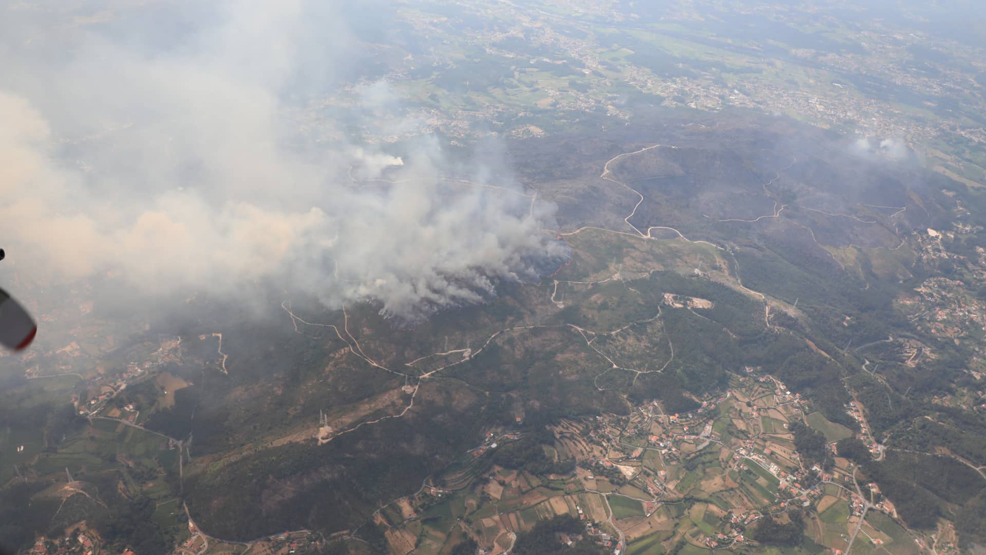 L'armée de l'air renforce la lutte contre les incendies et signale des foyers (voici les images)