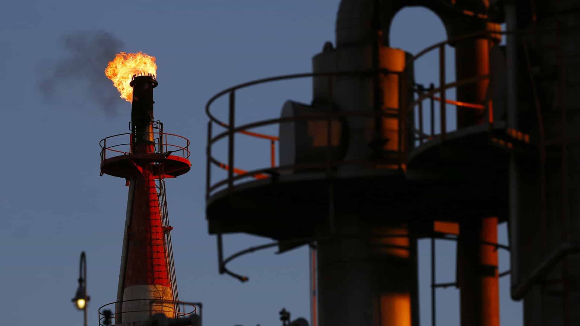 Le cours du Brent baisse de 1,48 % avant le sommet Trump-Poutine.
