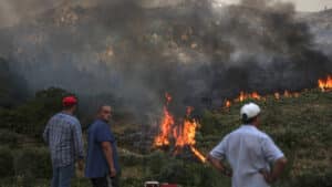 Le feu devient incontrôlable et conduit au confinement des habitants de Vale Frechoso.