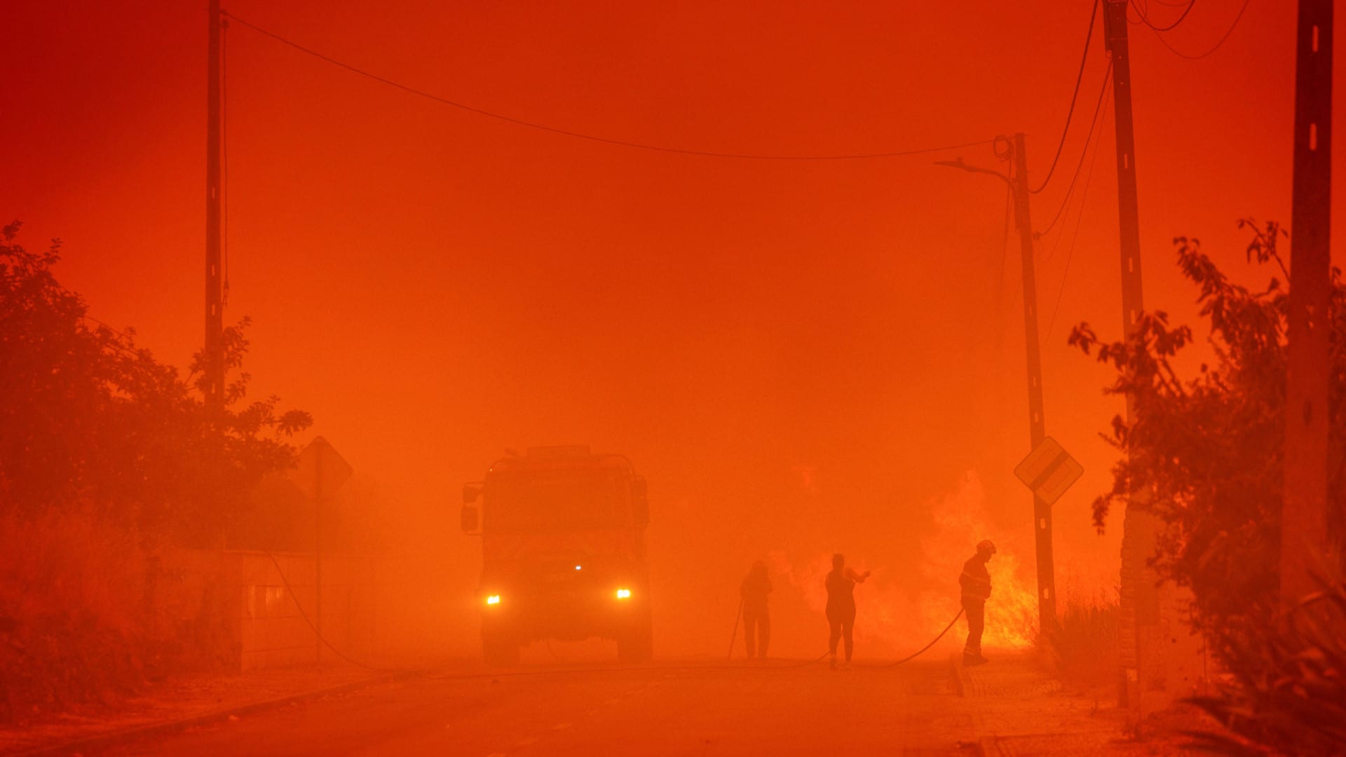 Le feu progresse sur la pente à Oliveira do Hospital en direction de la ville.