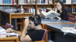 Le gouvernement continuera avec le Plan national de lecture et le Réseau des bibliothèques.