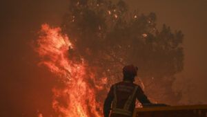 Le gouvernement prolonge "de 48 heures" l'état d'alerte en raison des incendies.