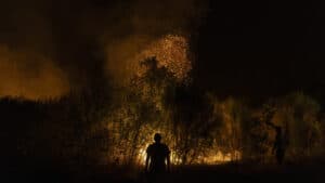 Le vent et les projections compliquent le combat à Sabrosa. Le chenil a été évacué.