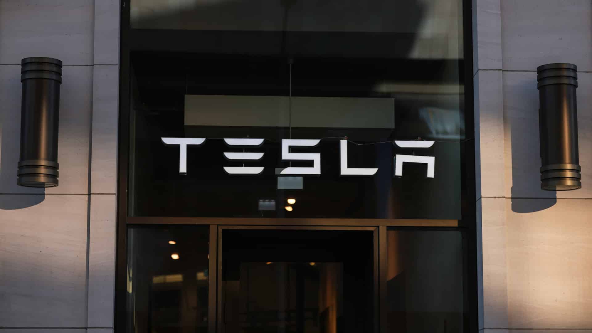 Les actionnaires de Tesla intentent une action en justice contre l'entreprise à cause des robotaxis.