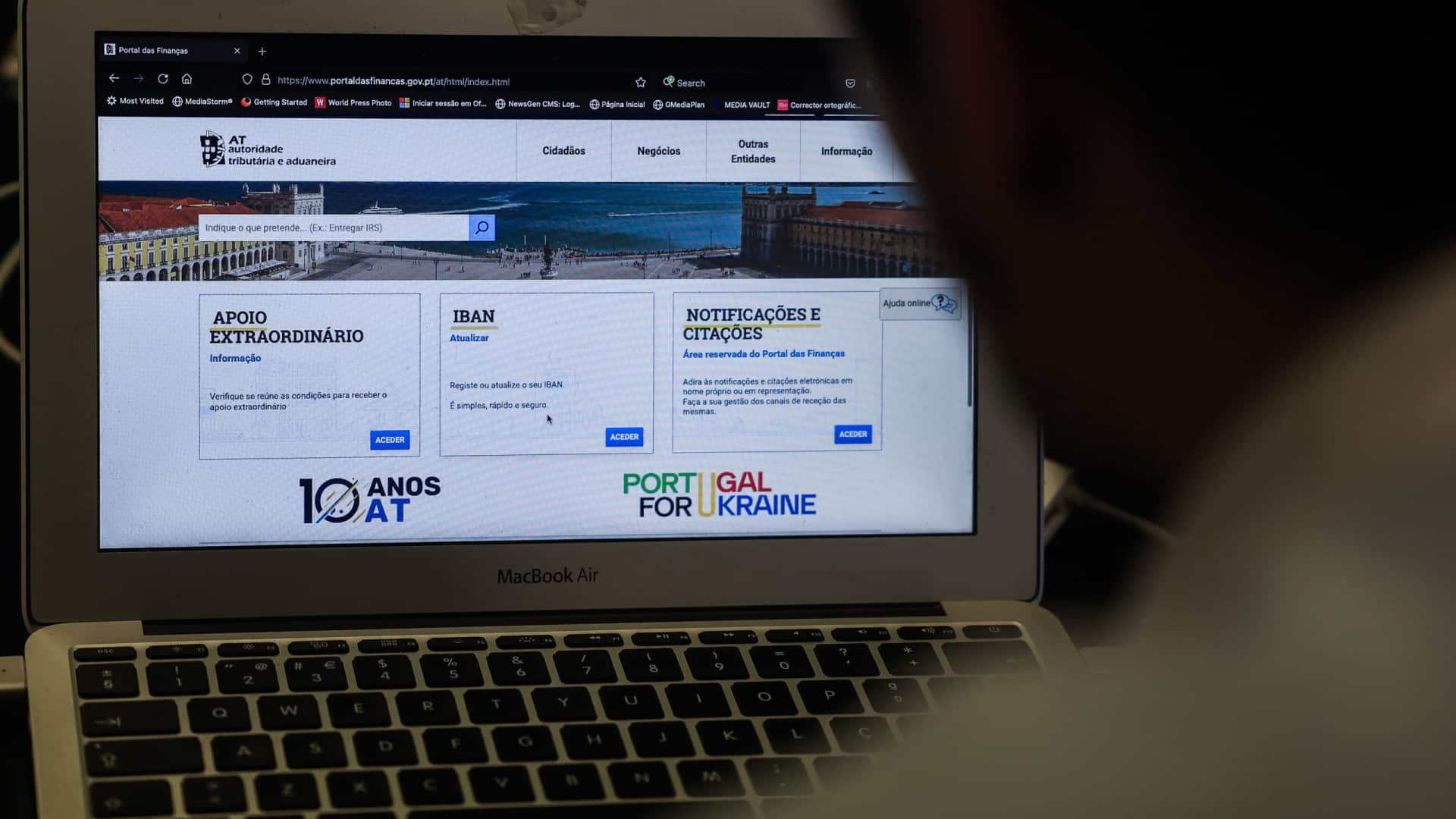 Les entreprises doivent retenir l'IRS sur les reçus verts à l'étranger, avertit le Fisc.