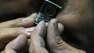Les États-Unis délivrent une licence pour les diamants russes (contournant les sanctions)