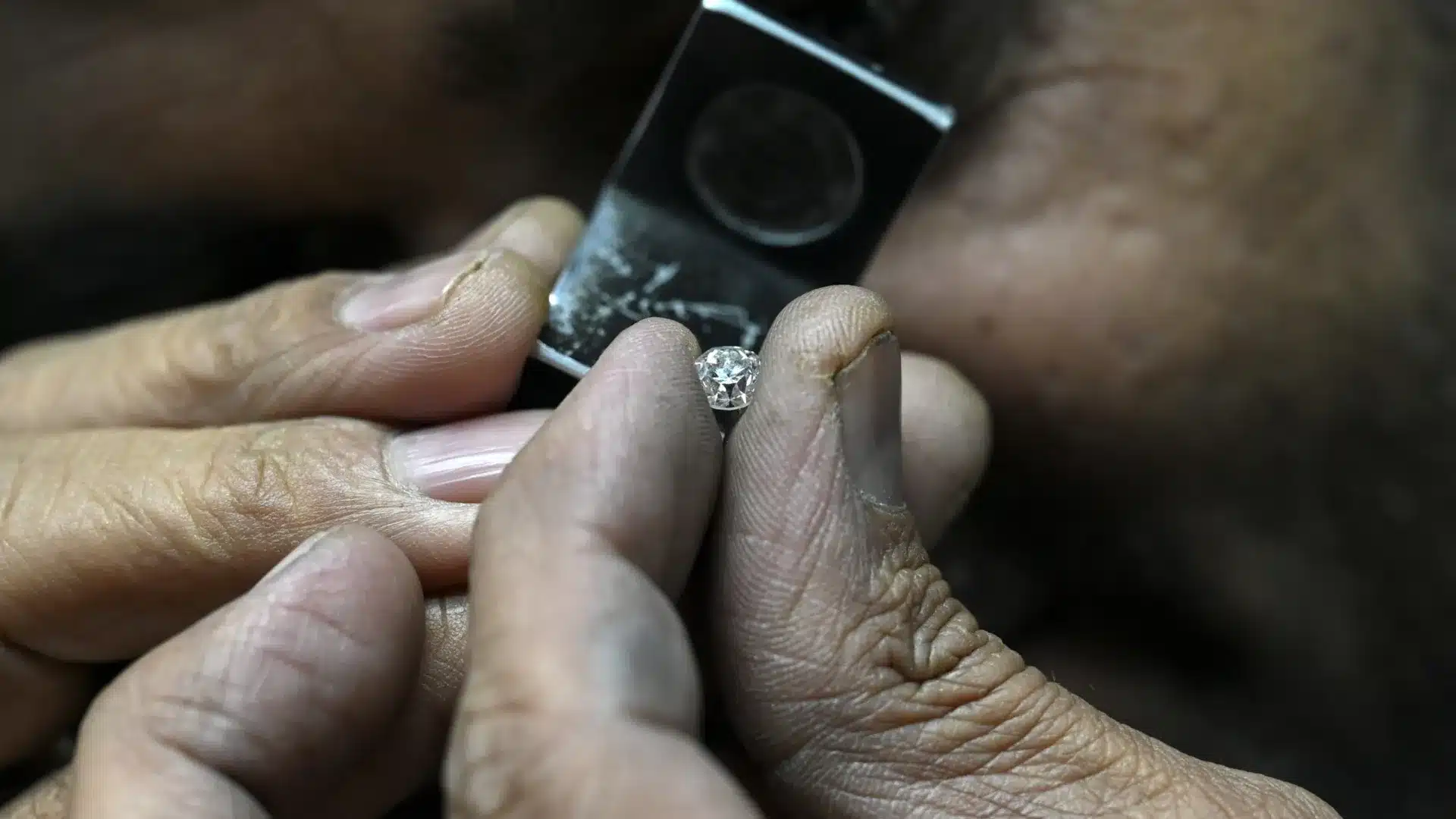 Les États-Unis délivrent une licence pour les diamants russes (contournant les sanctions)