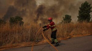 Les flammes de Sátão et Trancoso arrivent à Foz Coa et maintiennent trois fronts.