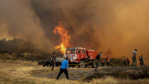 Les incendies font de nouveau des morts. Qui était Carlos Dâmaso ? Et comment réagit le pays ?