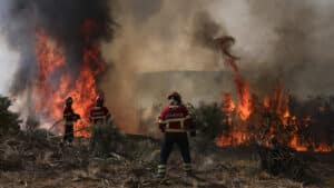 Les moyens tentent de contenir les flammes dans la vallée d'Aigra Nova à Góis.